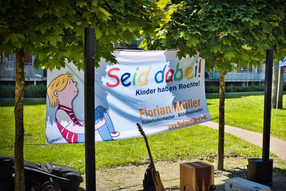Singend erfahren Kinder ihre Rechte.