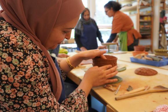 Töpfern beim Community-Cafe