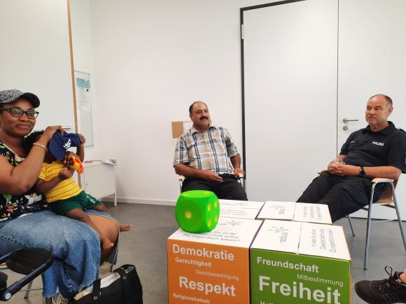 Bürger*innen und Vertreter*innen öffentlicher Einrichtungen im Gespräch in der Demokratie-Lounge über Frieden