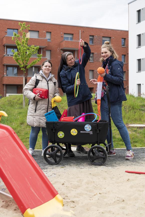 In Kronsberg-Süd gibt es noch keine Spielplätze. Daher haben wir uns gesagt: Das machen wir doch selbst! Jeden Montag steuern wir einen anderen Platz an und stellen für alle Spielsachen bereit. Die Teilnahme ist kostenfrei und niedrigschwellig.
