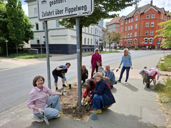 Das Projekt "Bunter Ring" hat die Nachbarinnen und Nachbarn eingeladen, um zusammen Ringelblumen zu pflanzen. 