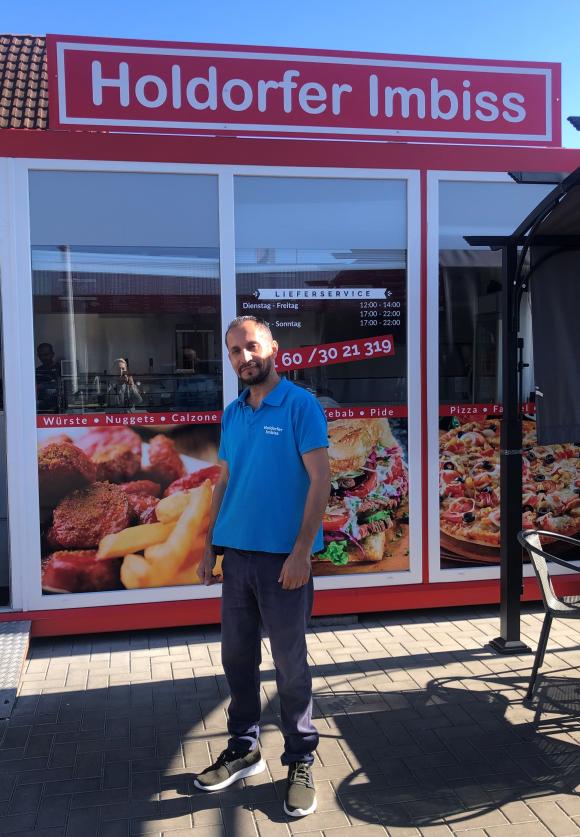 Omar Ami, ein Holdorfer mit syrischen Wurzeln, vor seinem aktuell eröffnetetem "Holdorfer Imbiss".      
