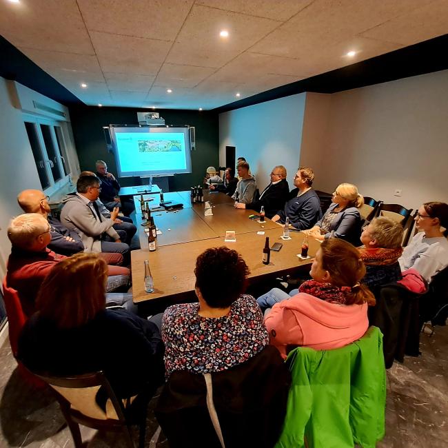 Menschen am Tisch sprechen über die Einrichtung einer DorfApp