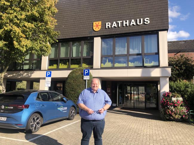 Mario Stickfort, Ratsvorsitzender der Gemeinde Holdorf und als Präsident des Schützenvereins Fladderlohausen, vor dem Rathaus der Gemeinde.