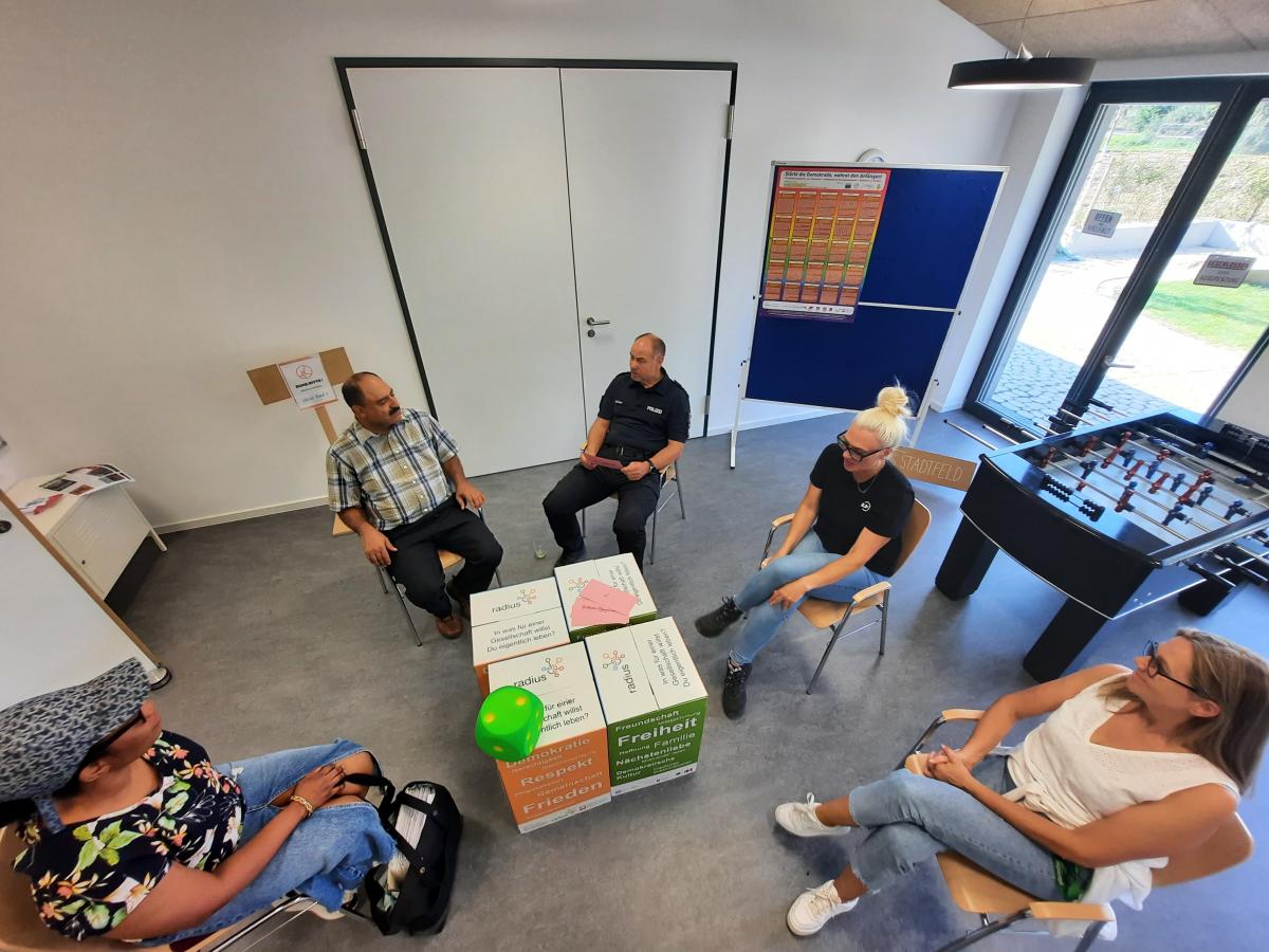 Bürger*innen und Vertreter*innen öffentlicher Einrichtungen im Gespräch in der Demokratie-Lounge
