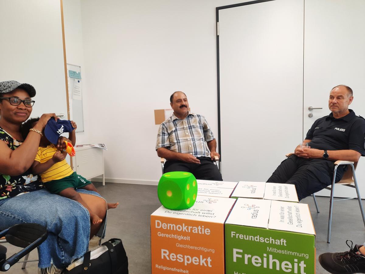Bürger*innen und Vertreter*innen öffentlicher Einrichtungen im Gespräch in der Demokratie-Lounge über Frieden