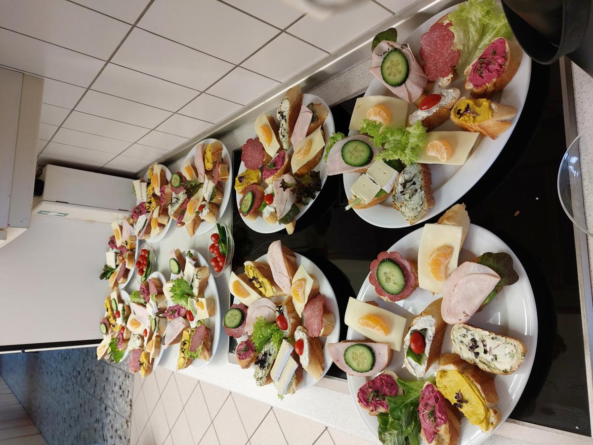 bunte Canapés auf Platten