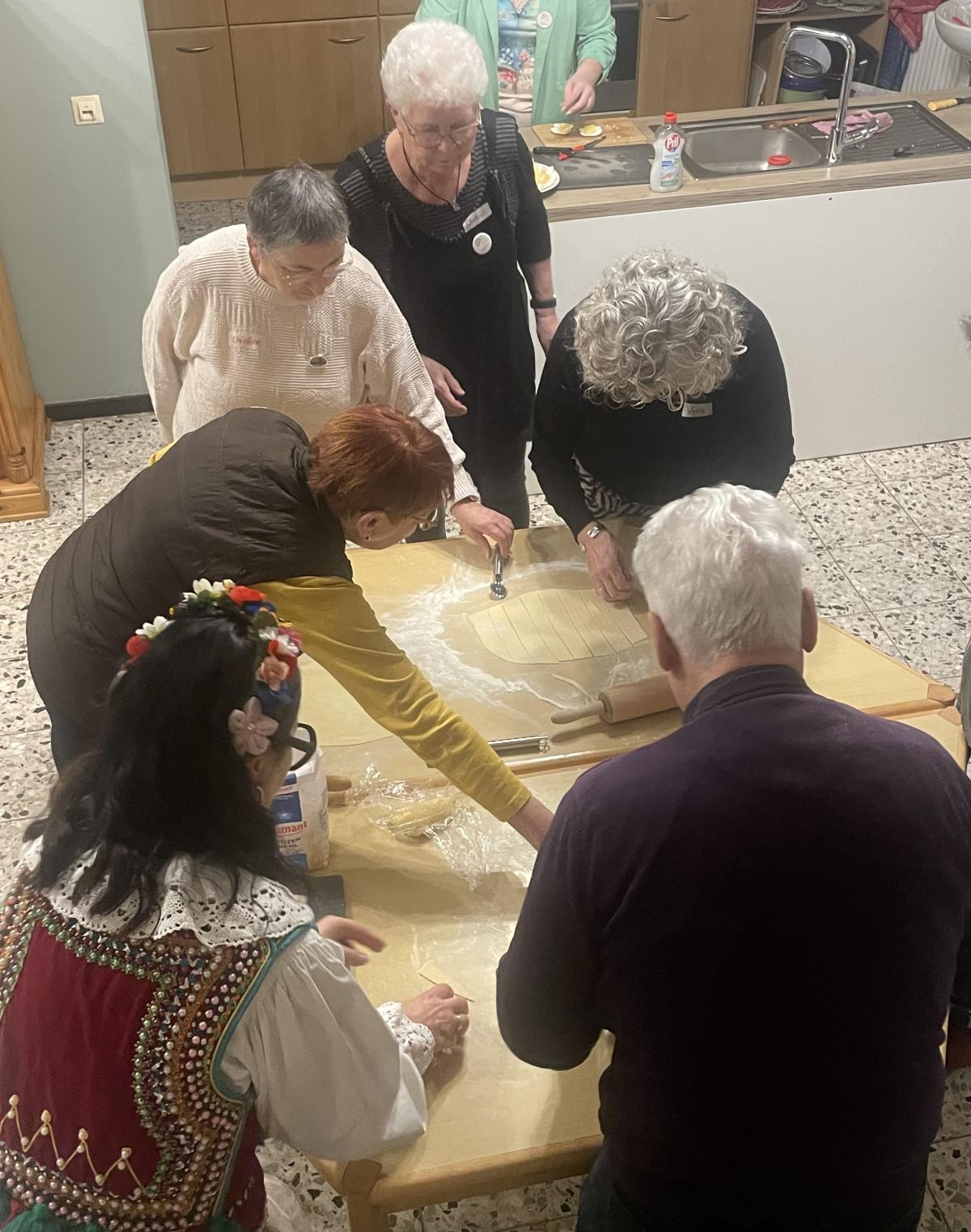 Menschen unterschiedlicher Herkunft, Generationen und Lebenslagen kommen miteinander ins Gespräch