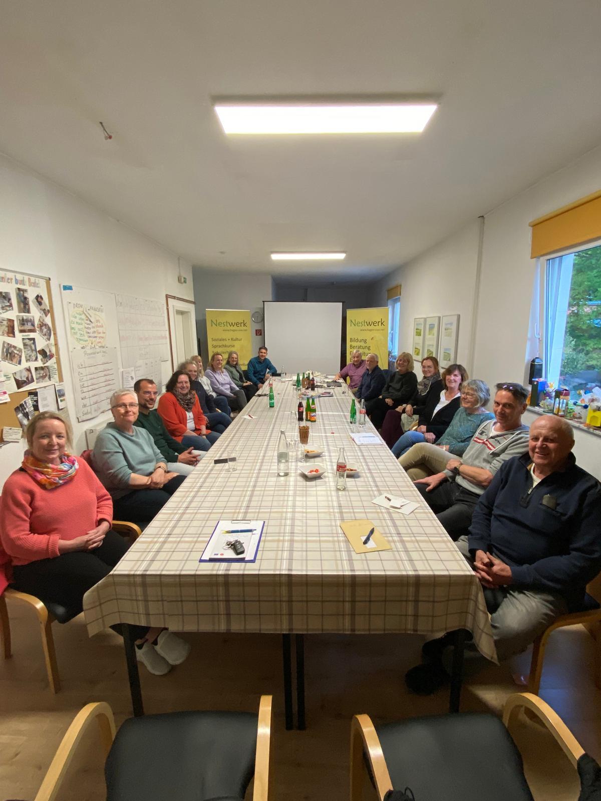 Es treffen sich Interessierte, um sich über das Projekt zu informieren und Ideen einzubringen.