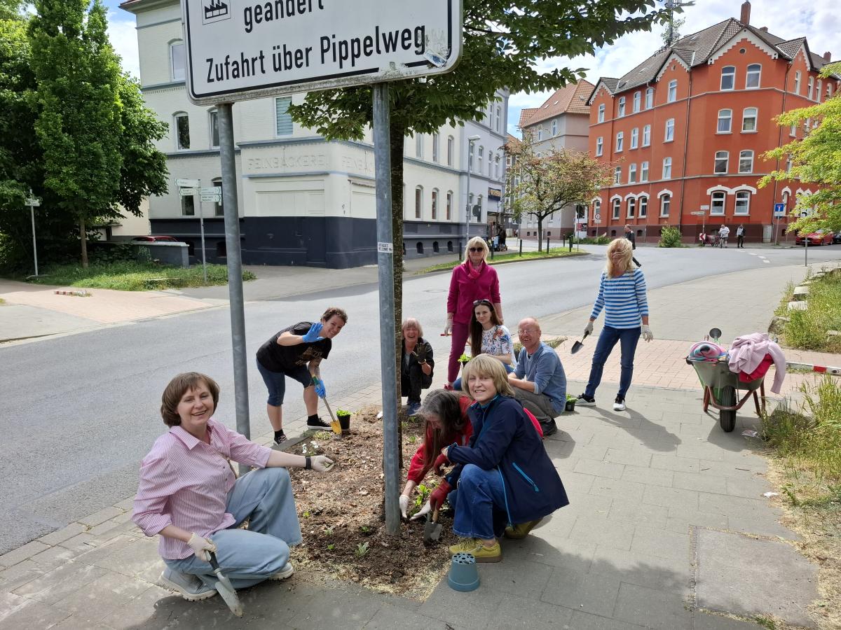 Das Projekt "Bunter Ring" hat die Nachbarinnen und Nachbarn eingeladen, um zusammen Ringelblumen zu pflanzen. 