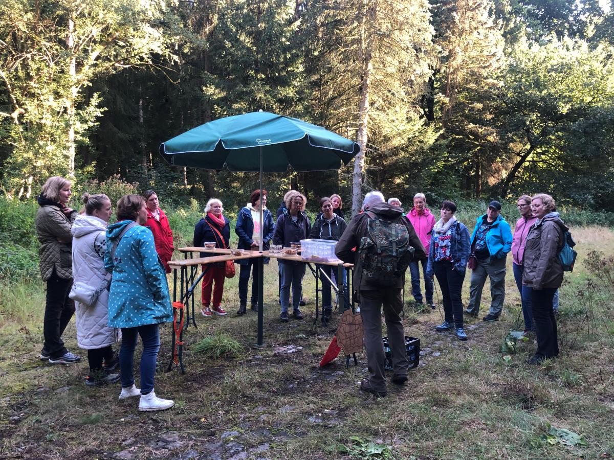 Mehrere Damen im Austausch während einer Exkursion eines alten MUNA-Geländes